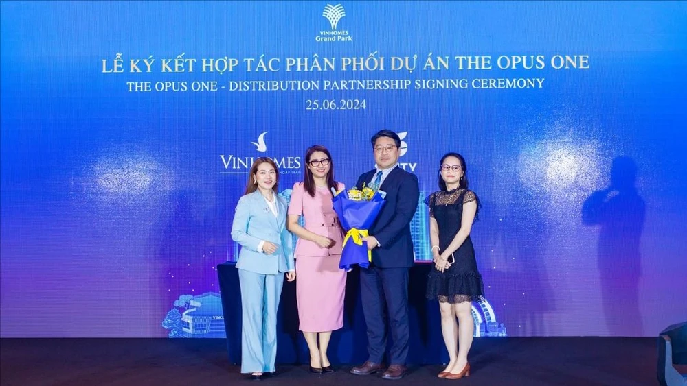 Lễ ký kết hợp tác phân phối dự án The Opus One